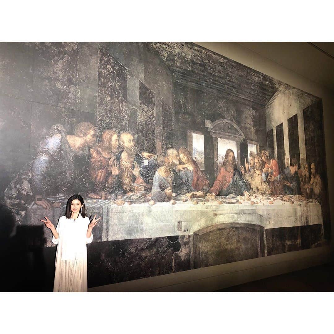 のインスタグラム：「今週の 「世界で一番近い名画たち」はレオナルドダ・ヴィンチの「最後の晩餐」をご紹介します。﻿ #大塚国際美術館 では、修復前と修復後、二つの最後の晩餐が展示されてあるので、比べたりします。﻿ 個人的には、緻密に計算された構図が大好きが作品です。﻿ ﻿ BSテレ東「世界で一番近い名画たち」﻿ 毎週月曜 21:55〜 ﻿ ﻿ もしよかったらご覧ください。﻿ ﻿ (一枚目の写真が修復前、二枚目が修復後)﻿ ﻿ #イエスの前でもダブルピース﻿ #おうちで美術鑑賞﻿ #レオナルドダヴィンチ ﻿ #美術鑑賞﻿ ﻿」
