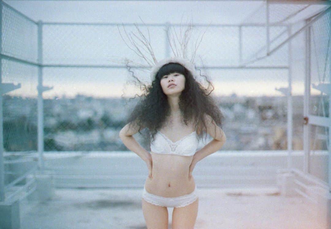 花盛友里のインスタグラム：「雪がちらつく寒い日に撮った　@nuidemita_hanamori のお気に入りの一枚。 「脱いでみた。」の個展の時に、ももかちゃんのライブをしてもらって、この写真をジャケットにしてCDを販売してたんだよ♡  素敵な歌なんだー。  友森さんのヘアメイクも芸術的すぎるー！」