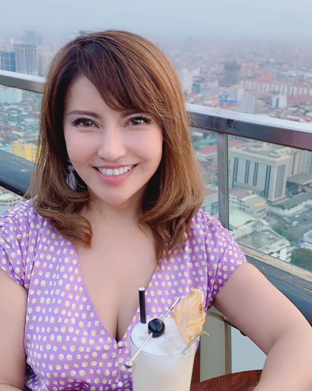 selfieneのインスタグラム：「昨日との気温差ヤバい みんな#体調管理 してね✨ ・ 私はよく食べて よく寝てます笑笑 ・ コロナ後に 「え、太った⁉️」とか言うの 禁止する法律作って〜💦 #過去pic  #スカイバー #暖かい国に行きたい」