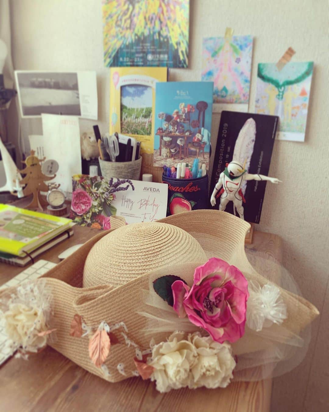 広崎うらんのインスタグラム：「New hat💖 昨年注文していたリッチな帽子をよりによってこんな時に引取りに行かなくてなりませんでした😂でも薔薇色の帽子🌹は自分への最高のプレゼント💖この子は『ノブルhat』狩りに行く『ロマンチック』と言うお名前です💕またフリマしなきゃだな😂✨ #薔薇色の帽子 #baraironoboushi」