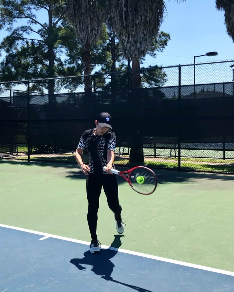 奥野彩加さんのインスタグラム写真 - (奥野彩加Instagram)「Palm trees in Texas?🎾☀️🌴 #learningtoplaylefty 左利きにチェンジ🖖笑  #下手 だけど頑張ってみた • • •  #テニス #アスリート #運動 #自分磨き #筋トレ #筋トレ女子  #スポーツ #家トレ #素振り #tennis #sports #life #gym  #training #fitness #fit #athlete #tennisplayer #work #exercise #homeworkout  #테니스 #연습 #훈련 #스포츠  #운동 #love」4月20日 10時53分 - ayakaokuno