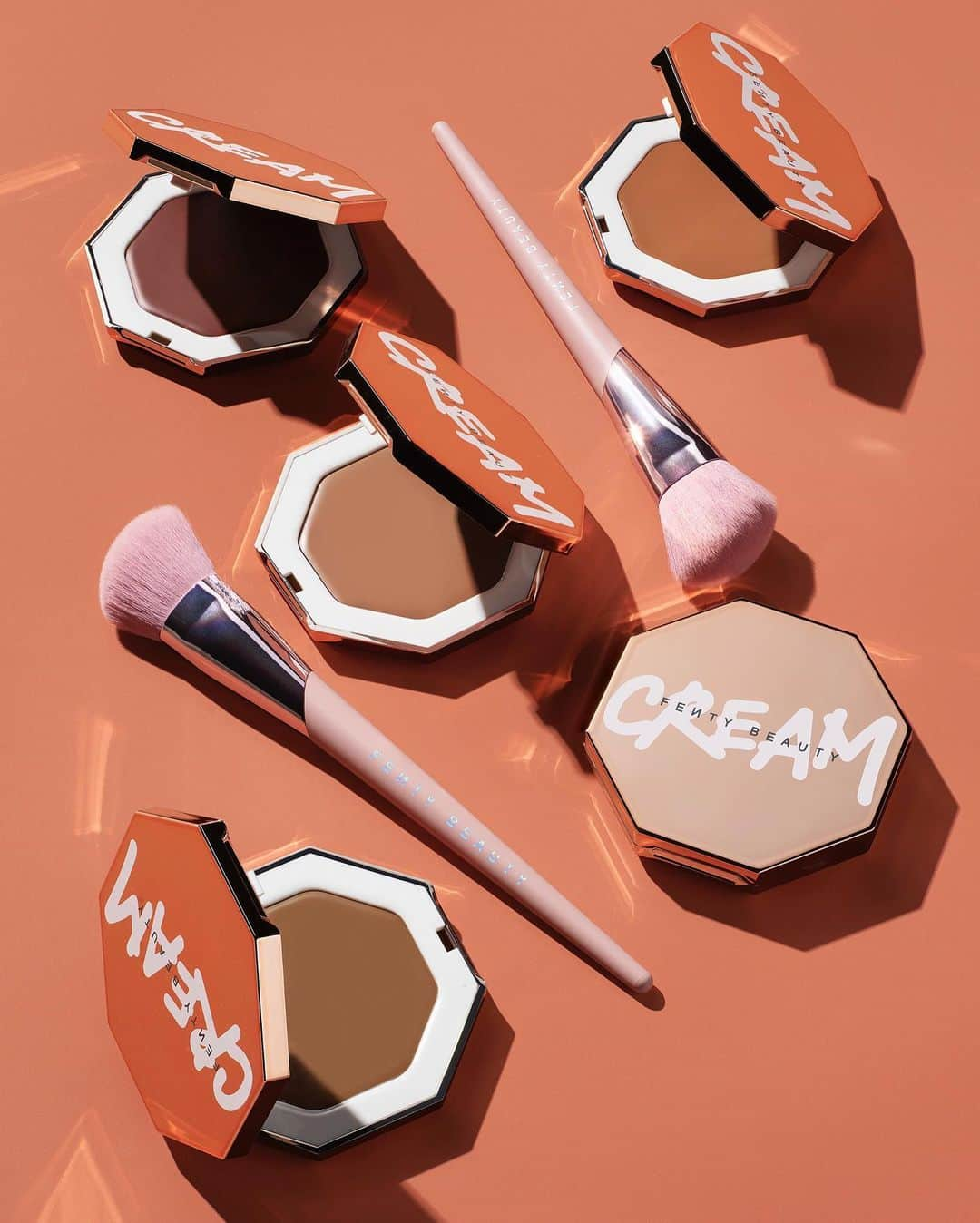 リアーナさんのインスタグラム写真 - (リアーナInstagram)「2 new baddies on da block! #CREAMblush #CREAMbronzer @fentybeauty fentybeauty.com out now.」4月20日 11時02分 - badgalriri