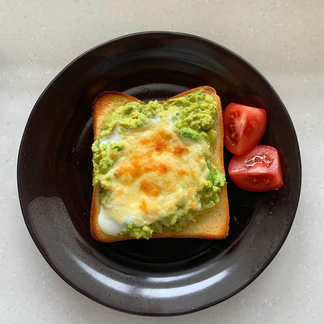 松岡美沙のインスタグラム：「あさごぱん🍞 . 我ながらいい朝食が作れたと思います🥳 . . こんな時だし生活が緩みがちだけど、 たまには朝から活動するのもいろいろ調子が良くなるね🥑 . . . #朝食  #breakfast  #ぱん　 #アボカドエッグトースト  #たまごのきみちらり」