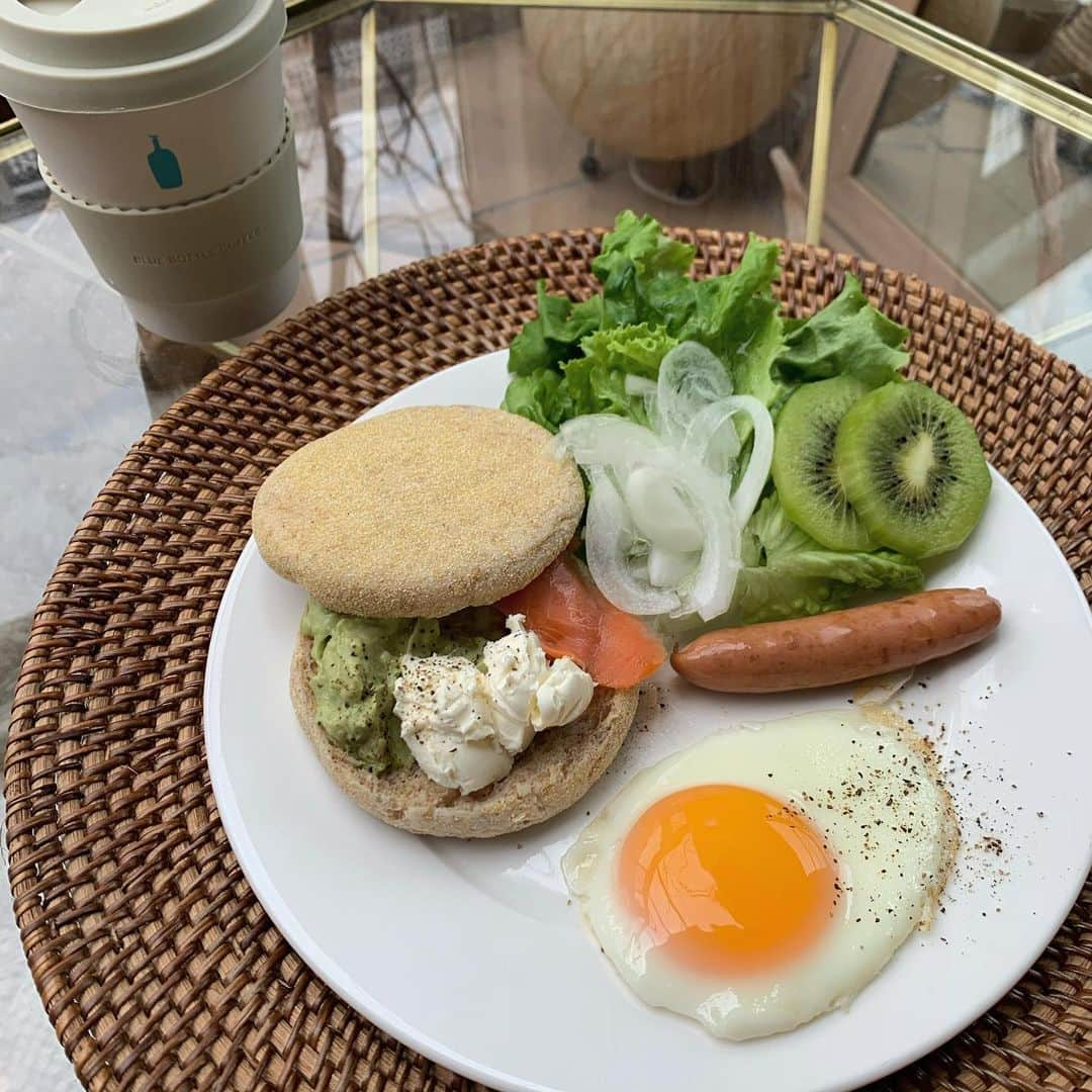 高田茉実さんのインスタグラム写真 - (高田茉実Instagram)「今日は　#イングリッシュマフィン 🥑🥚🐟🥝🧀🐖 #あさごぱん  #あさごはんプレート  #おうち時間  #おうちカフェ」4月20日 11時15分 - __mamico