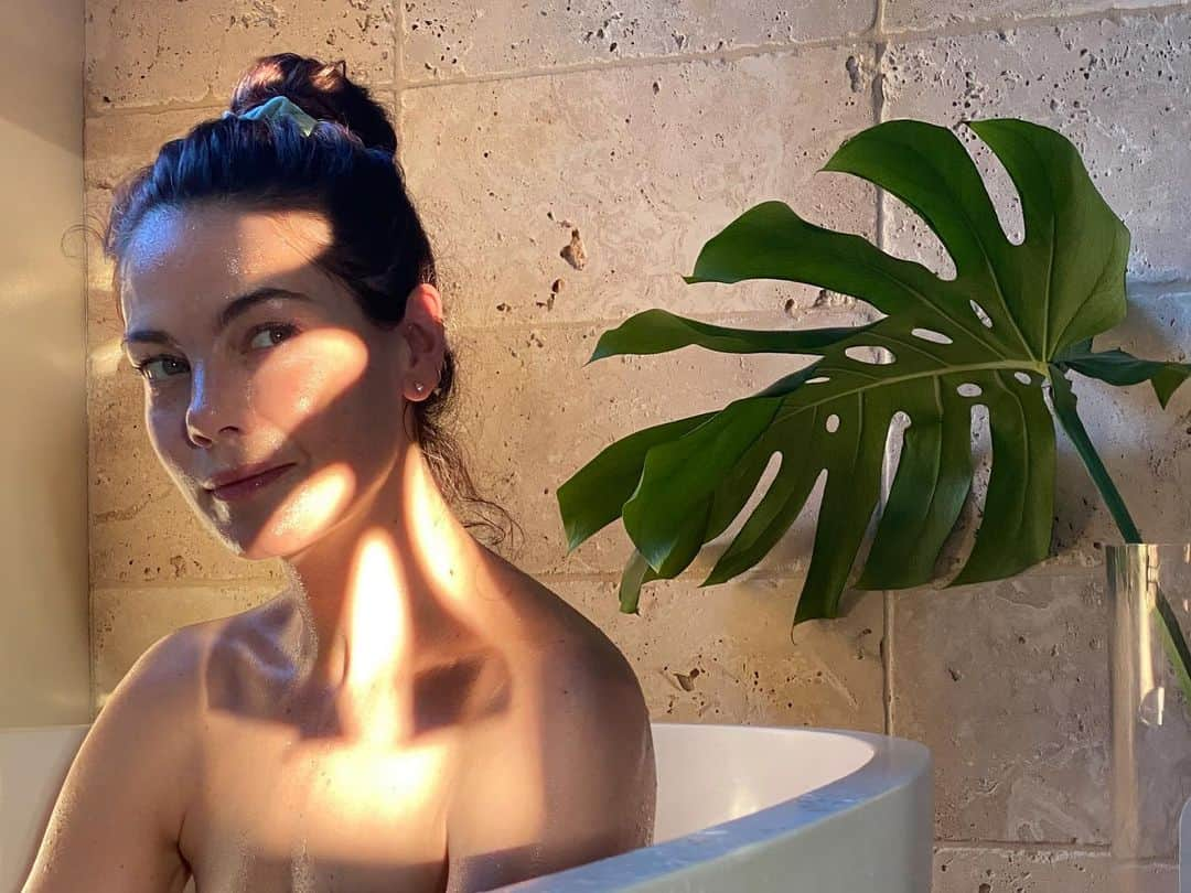 ミシェル・モナハンさんのインスタグラム写真 - (ミシェル・モナハンInstagram)「Tropical Getaway. 🛁🌴✨」4月20日 11時21分 - michellemonaghan