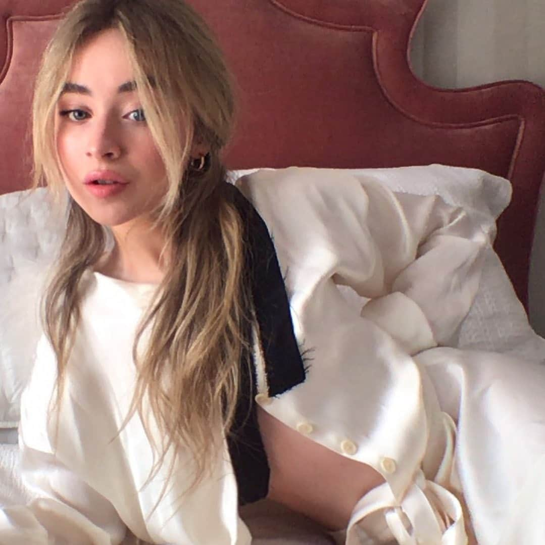 サブリナ・カーペンターさんのインスタグラム写真 - (サブリナ・カーペンターInstagram)「one woman show plus dog」4月20日 11時32分 - sabrinacarpenter