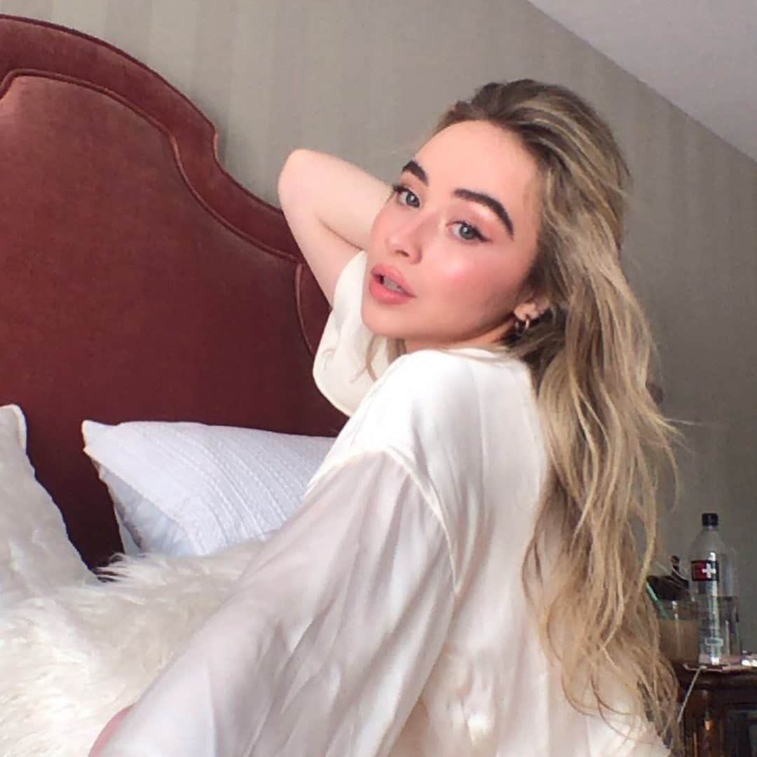 サブリナ・カーペンターさんのインスタグラム写真 - (サブリナ・カーペンターInstagram)「one woman show plus dog」4月20日 11時32分 - sabrinacarpenter