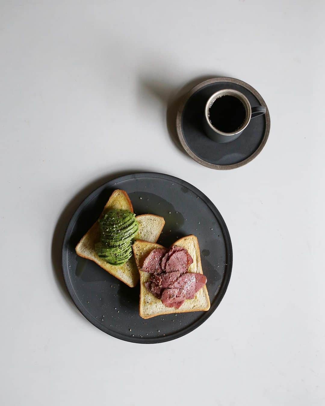 Tomohide Furuyaさんのインスタグラム写真 - (Tomohide FuruyaInstagram)「"ググっと" . . 具を入れ過ぎたサンド。 . . ググっと挟んでガブりと。 美味しい月曜日の朝。 . . #breakfast #coffee #3rdceramics #3rd銀彩シリーズ」4月20日 11時25分 - ikko_tasworksinc