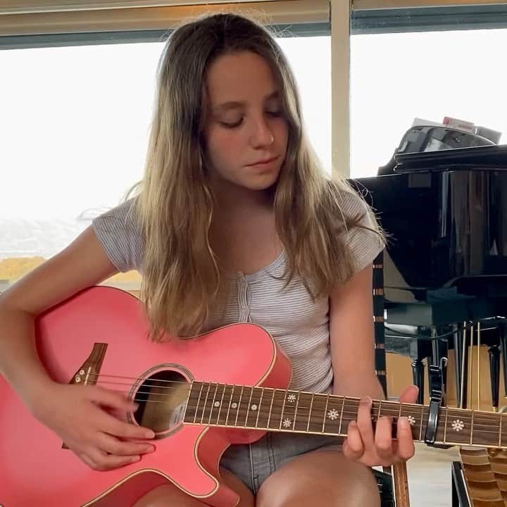 メアリー・マコーマックのインスタグラム：「Hope everyone is safe and sound and staying sane. It’s a lot. Sometimes music helps. Here’s Rosie playing The Story from one of her all time favorites - @brandicarlile  #SundaySoundsWithRosie」
