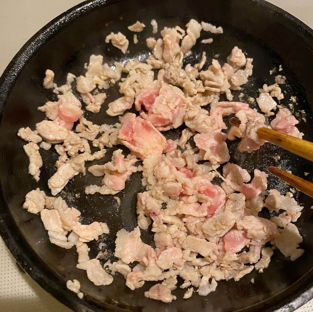 中野明海さんのインスタグラム写真 - (中野明海Instagram)「✨✨✨✨✨✨渡辺満里奈ちゃん @funnyfacefunny からの #祈るおむすびバトン  おむすび、、 私、個人的には、 塩の効いたご飯の中に、甘くない梅干しが入っているのが一番ですが、  ウチの男子達に聞いたら 肉おむすび （甘辛く味付けした肉を 脂を取って中に入れたオリジナルw肉巻きおむすびの肉を中に入れた感じw） と しっかり旨塩味を含ませた エンドウ豆を炊きたてご飯に混ぜたおむすびに決定！ お豆がふっくら艶々と緑の宝石のようです✨✨ ぱりぱりのキャベツの浅漬けと一緒に。  お弁当にも、 夜食にも何年も作り続けた　ウチの定番 ！  次に、受けてくれたのは ✨✨✨✨ ✨✨山本未來さん✨✨ @miraiyamamoto_official  これまた古いお付き合いの未來ちゃんは、  盲導犬🐕‍🦺になる為の犬を育てる パピーウォーカーもやっています。 深い愛と、優しさと、広い心が無いと出来ない事。  未來ちゃんのインスタで、大切に育て、送り出した可愛いテンダー君🐕‍🦺の写真も 様子も見れます😭🙏🏻✨ 尊いです✨✨✨ 是非見てみてくださいね。  お父様の山本寛斎さんの回復にも祈りを込めて🙏🏻 ❤️ #北海道の方はエンドウ豆ご飯を食べないと何年か前に知りました。 #この豆ご飯は札幌出身の美味いもの好きの福田春美さん公認w @haruhamiru #医療関係者の方々に感謝と、感染から守られます事を祈ります🙏🏻 #美しい人は食べる！」4月20日 11時28分 - akeminakano__official