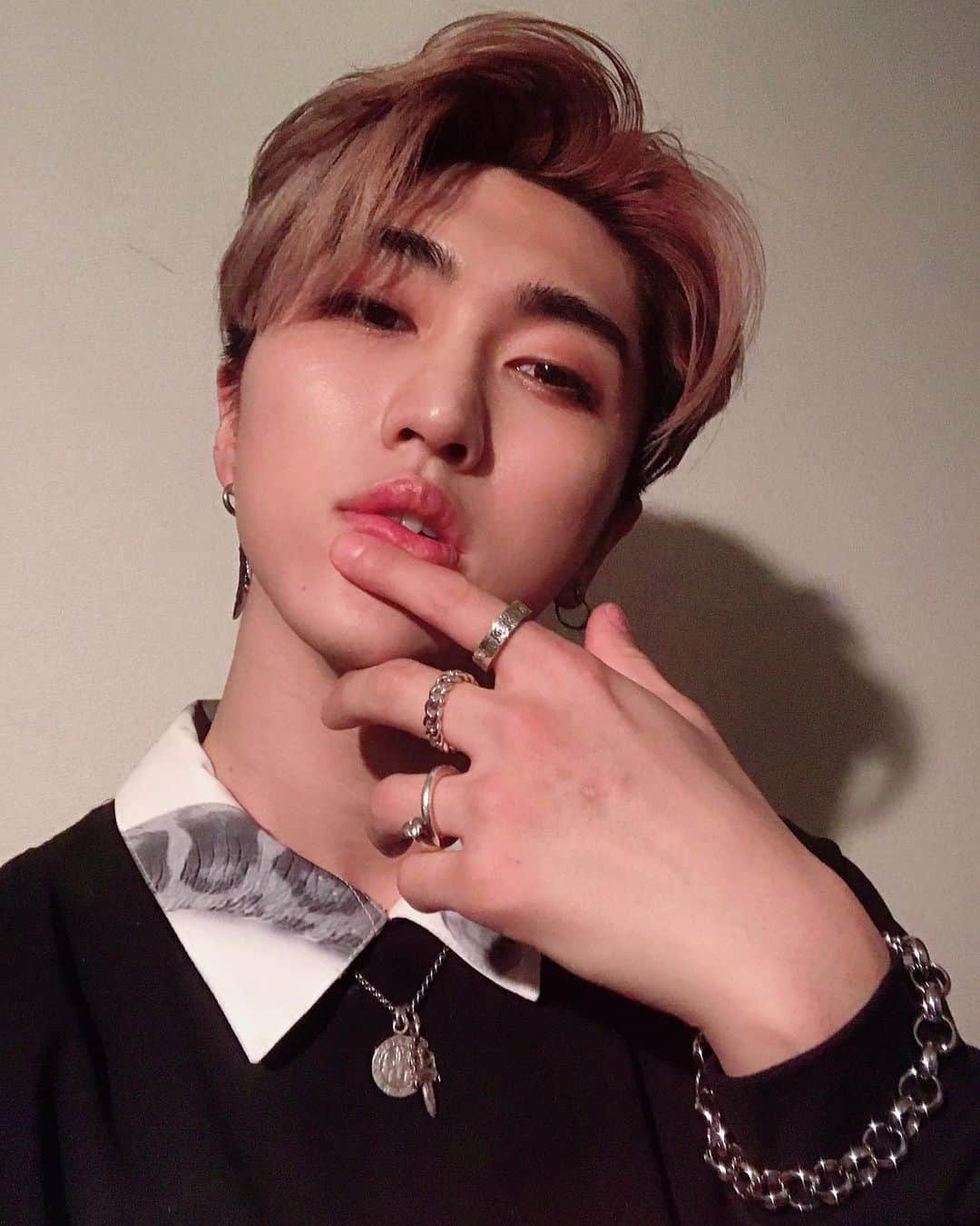 のインスタグラム：「Always fresh with my new @scely_tokyo ring and bracelet & @addlux_tokyo white collar snake shirt. 😈🐍 みんなどう思う僕のブレスレットとリンク？🤔 . . . . #addlux #scely #scelytokyo #ring #bracelets #acessories #chromehearts #fashion #style #asianboys  #asianmodel  #맞팔 #선팔 #맟팔환영 #서울 #부산 #셀카 #셀스타그램 #얼스타그램 #셀피 #협찬 #좋아요 #좋아요반사 #좋반 #ファッション  #スタイル #コーデ  #アクセサリー #シルバー #シルバーアクセサリー」