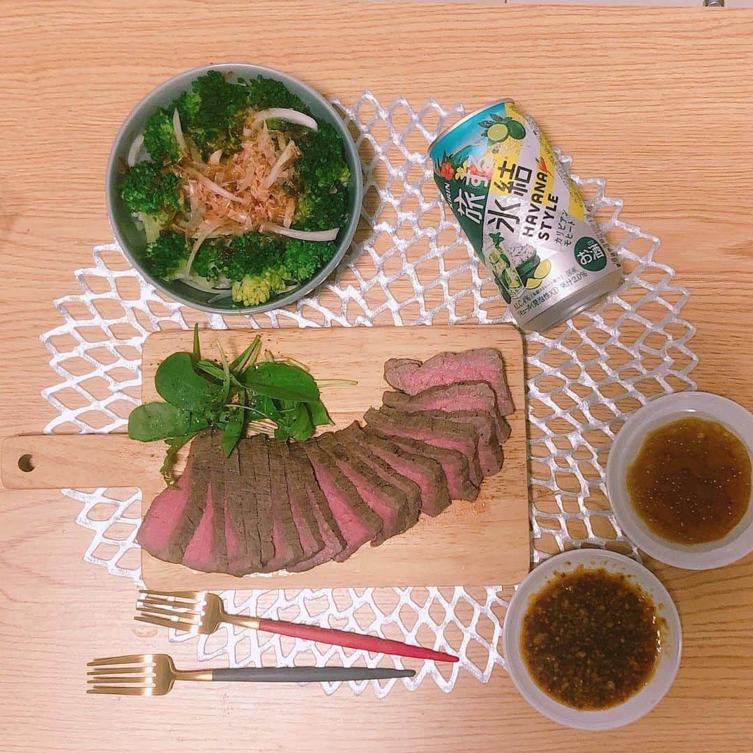 片桐優妃のインスタグラム：「とうとう#ボニーク を買いました🙌私がというかお兄ちゃんが💁‍♀️😂 . #低温調理 時間かかるからこんなときにしかできないし、まさにぴったり🍖 . あとかぼきんとん作ったり謎のカレーを買ってみたりだいすきなラーメン屋さんにも行けないので油そばを作ってみたり🍜 . 今週末はほかにも時間がなきゃできない例のあれを作ってみたのでまた紹介します🙃 . #boniq #おうち時間 #自粛めし #stayhome #おうちごはん #ごはん123 #ローストビーフ」