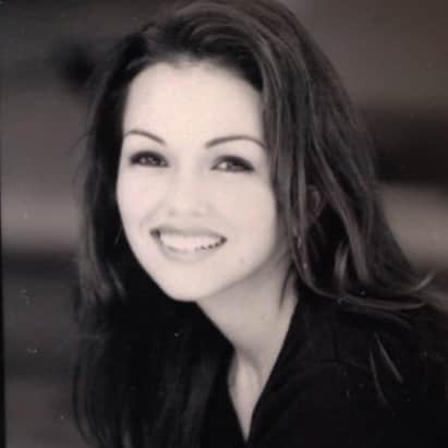 カンディー・ジョンソンさんのインスタグラム写真 - (カンディー・ジョンソンInstagram)「May I present to you...my #MeAt20 photo...SCROLL TO THE BOTTOM TO SEE HOW LONG AGO THIS WAS TAKEN😂🤣 Here’s a few things to go with this photo:  1. I was attending beauty school to get my Cosmetology license because I thought I wanted to be a hairstylist!  2. I drove a forest green Saturn.  3. My eyebrows were teetering on the edge of extinction & I seem to be wearing that popular “invisible lashes mascara”😂 4. I was also a waitress, either at this time or shortly after.  5. 20 year old me thought I knew the direction I was going to go, but my road would twist and turn, way beyond being a hairstylist. In beauty school I quickly learned I enjoyed the feeling of making women FEEL beautiful with makeup, more than hair. Women just complained about their hair being “too this”, “not enough of that”🙈 LESSON: never tweeze your eyebrows this thin - I’m surprised the hair grew back! AND sometimes just take one little step in the direction you think you want to go, you don’t need it all figured out, that’s too much pressure and God will open up new doors and give you new pathways you didn’t even dream or think up, that will be beyond what you could’ve ever hoped or prayed for. 🙈Still feel so weird knowing this photo was taken 21 years ago! 😂」4月20日 11時46分 - kandeejohnson