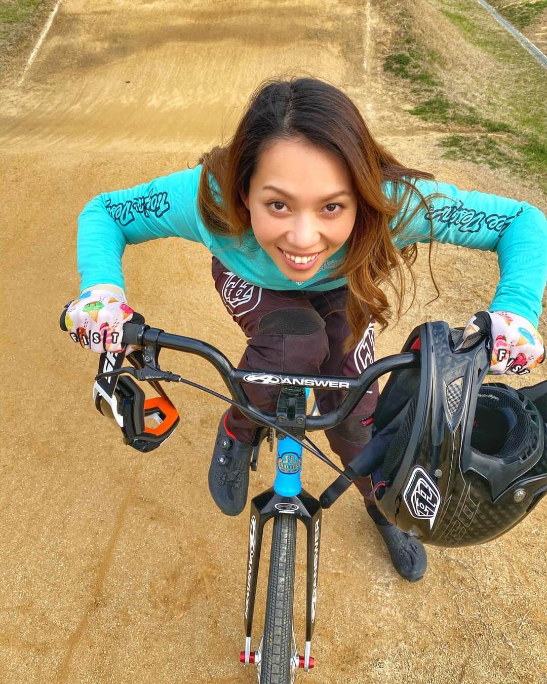 飯端美樹のインスタグラム：「BMXトラックに行くこともしていないので、今は改めて基礎の練習に時間を費やしてます🐾 苦手な部分でもあったので、こうして時間が出来る事で取り組めて良かったなと思う毎日😌 自粛期間中に苦手な事を克服して成長するのが目標🌱 #bmxlife」