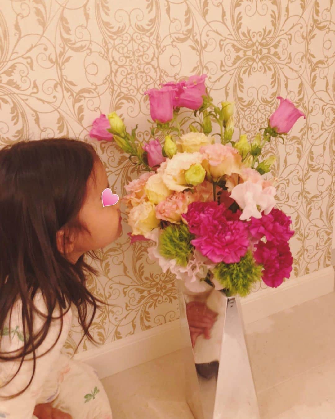 安めぐみさんのインスタグラム写真 - (安めぐみInstagram)「先日、幼なじみのお花屋さんの友人が、玄関に飾るお花を届けてくれました😊 玄関がパッと明るく華やかになり、 見るたびに元気に✨  #お花」4月20日 12時00分 - yasu_megumi_official