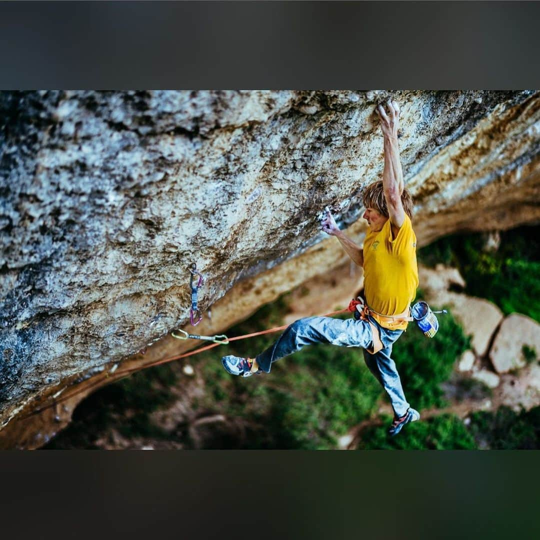 アレックス・メゴスさんのインスタグラム写真 - (アレックス・メゴスInstagram)「After a pretty bad competition in Meiringen in 2018 I drove straight down to Spain to try this old @chris_sharma project in Margalef. On my third day of the trip we went to Barcelona for an event and had our car broken into and I had my climbing backpack and my camera equipment stolen.  Back in Margalef the next day with a harness, chalkbag and chalk from Chris's gym and a duffel as climbing bag I was trying the route again. Almost 4 weeks later I could finally clip the chains of "Perfecto Mundo", my hardest FA to date and for sure one of the best and most memorable experiences of my life.  Thanks again to everyone for making that trip to what it was. . . ••••••••• .  Whether you’re stuck at home or in a van, in challenging times like these, it’s good to reflect and remember why we love the sport. Share your own favorite send for a chance to win a pair of @tenayaclimbing MASTIA climbing shoes. To enter, post a drawing of yourself on the climb (include a real photo, if you have one), and write why it was meaningful to you. Tag @tenayaclimbing in the photo and text, with the hashtag #thebestsend, and challenge three friends to participate. We’ll pick the five best posts in early May, and will send the authors/artists new shoes!  #tenayaclimbers #makeithappen #margalef  Pic: 1&2: @jenya_kazbekova ; 3: @ken_etzel」4月20日 3時06分 - alexandermegos