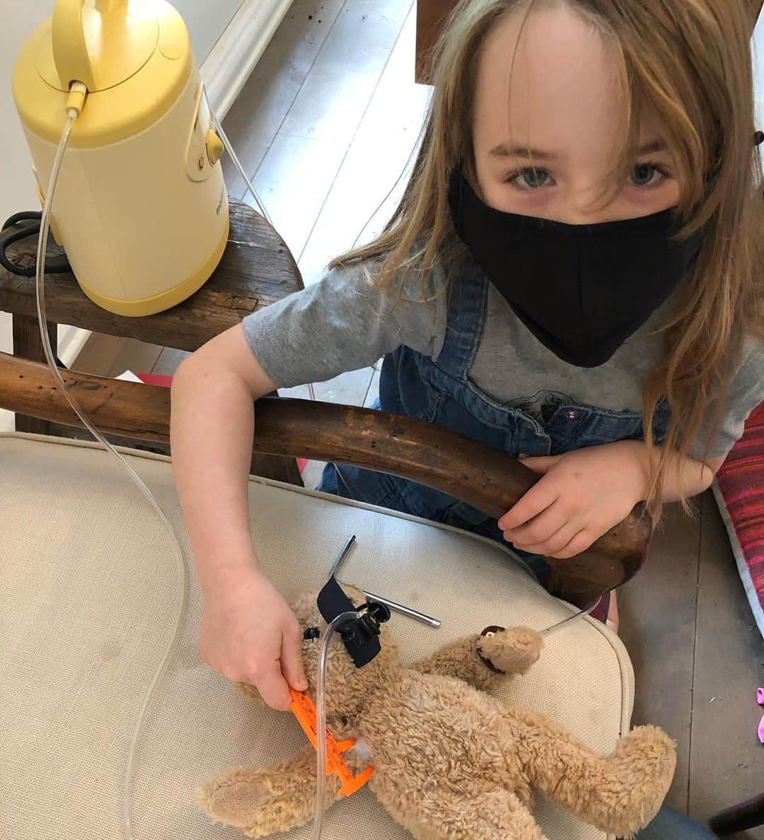 カテリーナ・スコーソンのインスタグラム：「Well, Grey’s Anatomy might be in quarantine but that doesn’t mean the surgeries have stopped at our house. #teddybearcare #itsabeautifuldaytosavelives❤️」