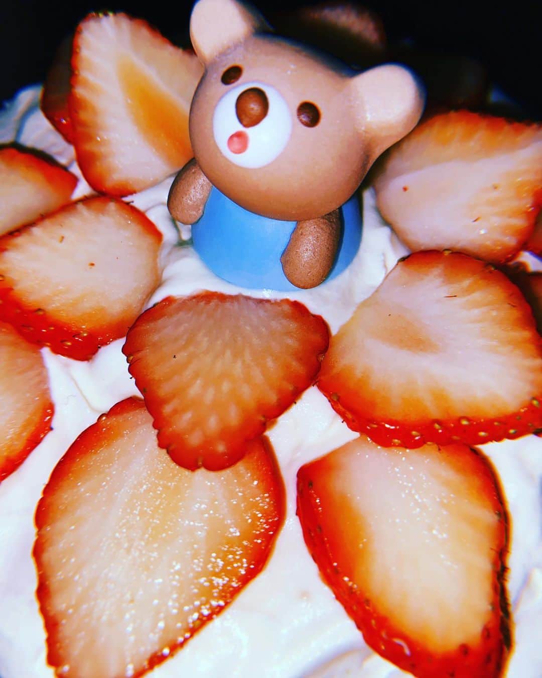 のインスタグラム：「まさか私がホールケーキを焼く日がくるなんて…🍰🐻(次は5年後くらいかな) #おうち時間 #おうちスイーツ #stayhome」