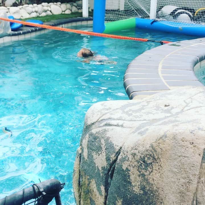 トニー・アゼベドのインスタグラム：「My kind of Sunday morning. @nytimes cup of 😉 and Lunas new swim technique.」