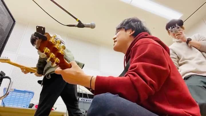 藤田朋生のインスタグラム：「あー早くヘッドバンギングしながらギター弾ける日が来ればいいな  #goodwarp #赤いギターやっぱりいいな #コロナ収束してくれや」