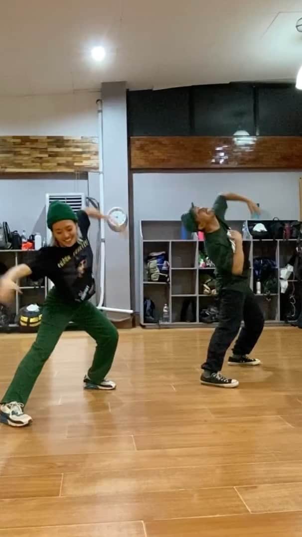 ショーン・エバリストのインスタグラム：「Same same but different✨ . . Also yesterday was our 1 year marriage anniversary, feel very thankful to have eaten takeout pasta from our favorite restaurant and drank wine from home. It was wonderful✨🎎 . . . . Choreography by: @ayehasegawa + myself  Event by: @vimirivera @legitstatusph  Location: @groovecentral in the Philippines Music: Moonlight by @jarreauvandal  Date: March 6 2020 BC (Before Corona)」
