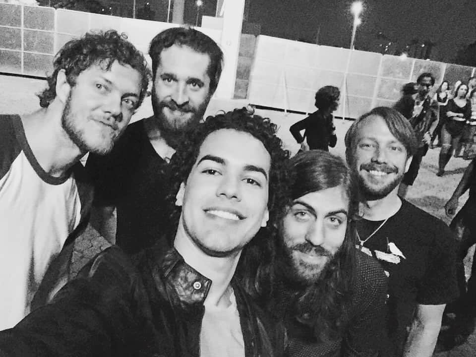 サム・アウヴェスのインスタグラム：「April 18, 2015 - Met @danielplatzman in a bar the day before in São Paulo and talked music for a bit. The next day went to see @imaginedragons live in concert and he introduced me to these amazing guys! Love their music ever since! Love everything @danreynolds stands for! 🏳️‍🌈 #imaginadragons #saopaulo #brazil #tbt」