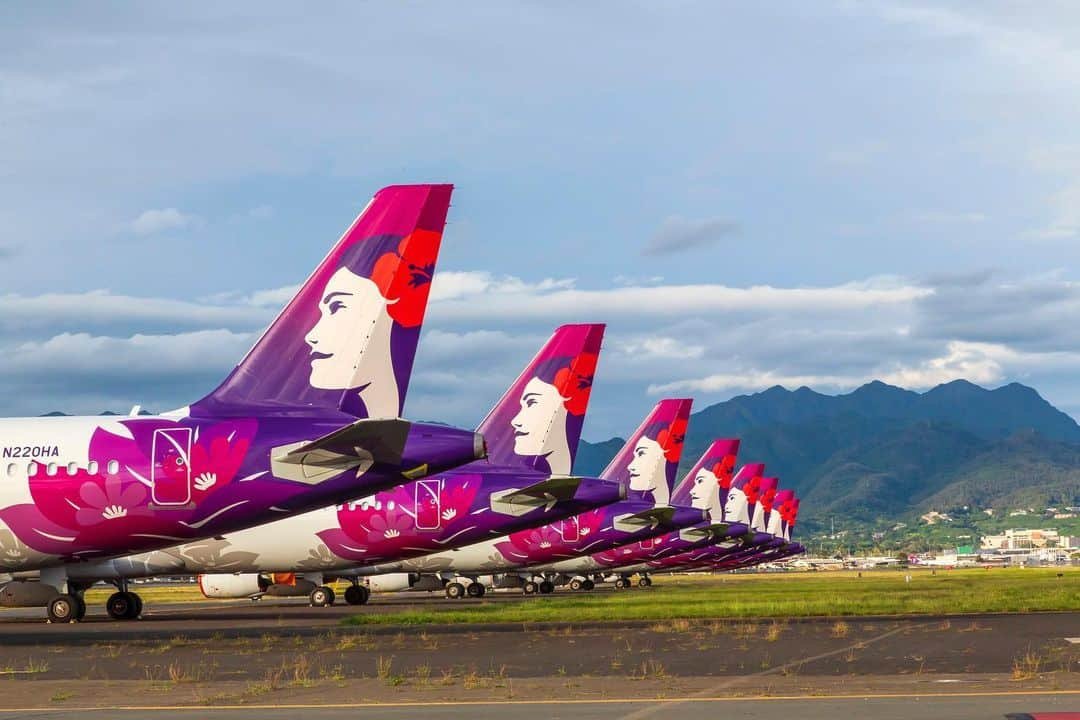 ハワイアン航空さんのインスタグラム写真 - (ハワイアン航空Instagram)「After over 90 years of service, images of our fleet on the ground and not in the sky are a powerful reminder of the severity of this crisis. At any given time, at least 52 of 61 aircraft in our jet fleet can be seen resting on HNL’s tarmac, waiting for the moment they can reconnect Hawai‘i to the world. Click the link in our bio to read more about how we’re keeping our parked planes in flying shape.」4月20日 4時58分 - hawaiianairlines