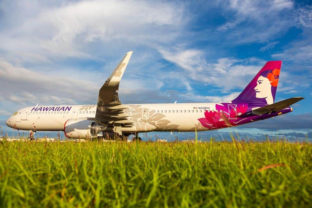 ハワイアン航空さんのインスタグラム写真 - (ハワイアン航空Instagram)「After over 90 years of service, images of our fleet on the ground and not in the sky are a powerful reminder of the severity of this crisis. At any given time, at least 52 of 61 aircraft in our jet fleet can be seen resting on HNL’s tarmac, waiting for the moment they can reconnect Hawai‘i to the world. Click the link in our bio to read more about how we’re keeping our parked planes in flying shape.」4月20日 4時58分 - hawaiianairlines