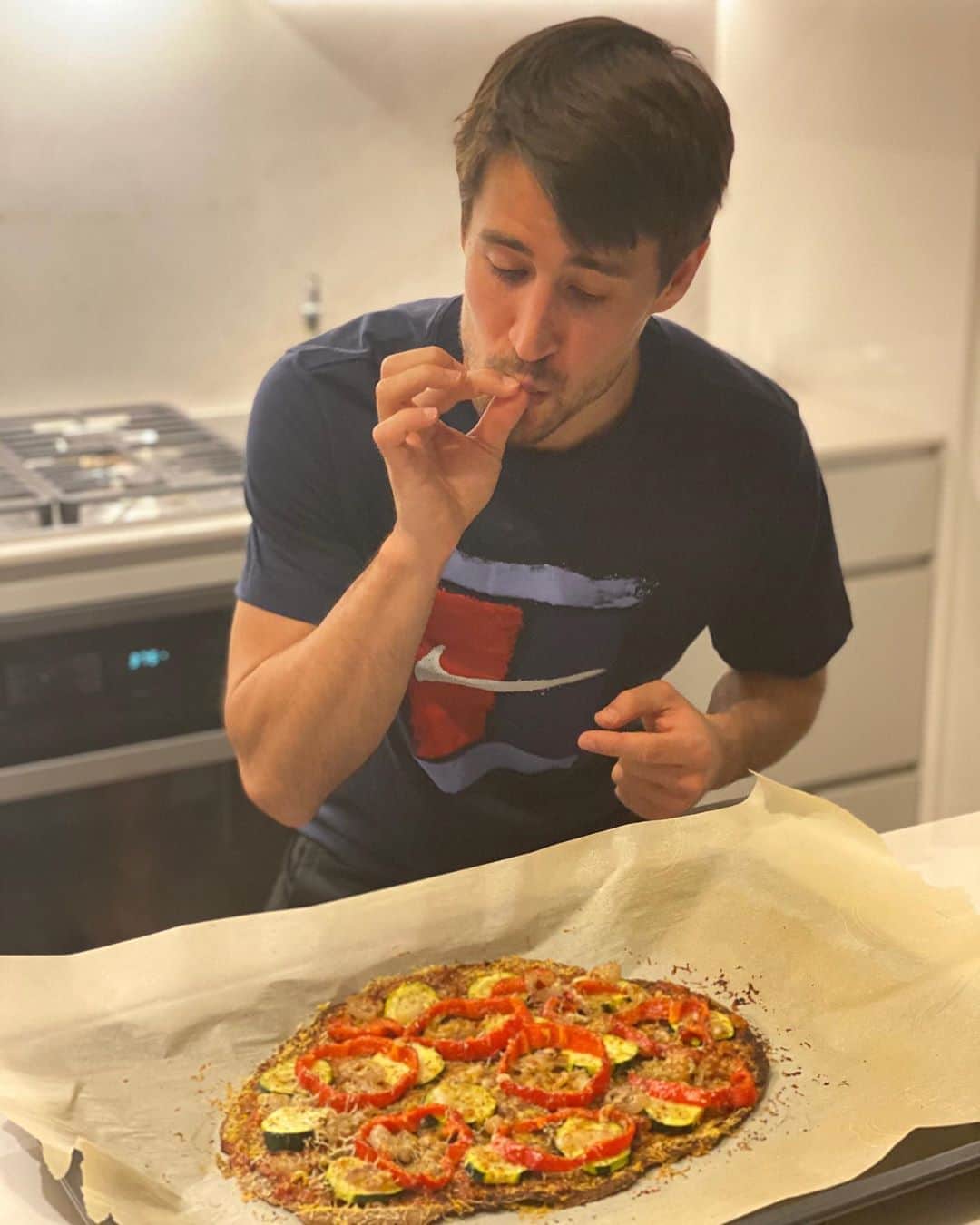 ボージャン・クルキッチのインスタグラム：「Seguimos disfrutando del placer de cuidarnos.  Hoy, pizza con masa de quinoa. 🤤🍕// Continuing to enjoy the pleasure of looking after myself. Today it's pizza with a quinoa base. 🤤🍕 @thermomixespana @cocinillastm5」