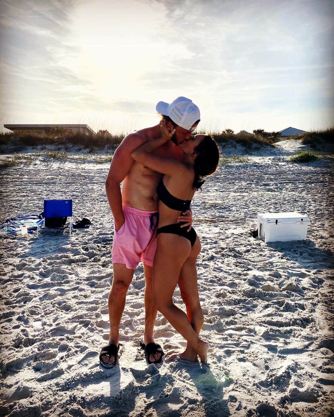レキシー・プリースマンのインスタグラム：「What I would do to be back on the beach with you! We sure love being home, but warm weather and tans are always fun tooooo! 🤍☀️」