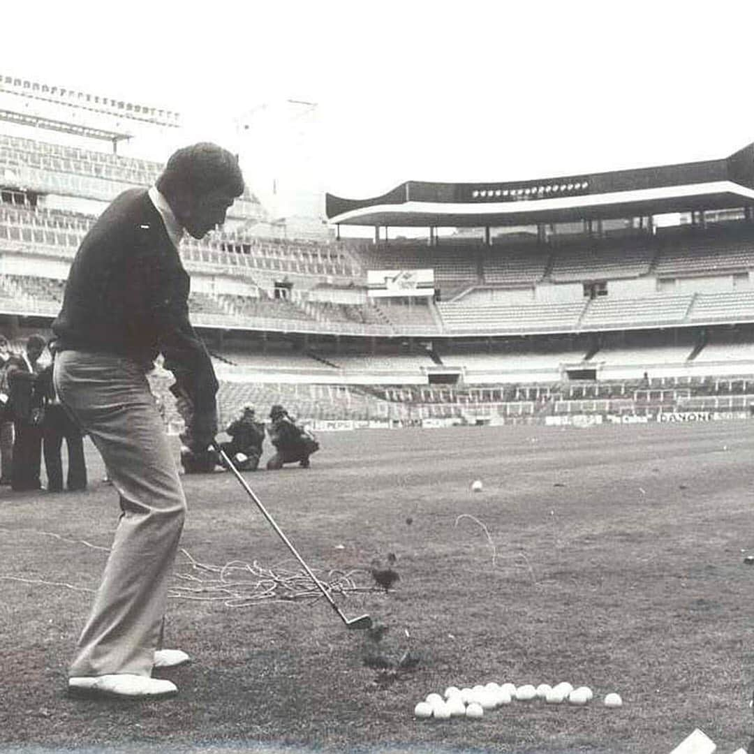 レアル・マドリードさんのインスタグラム写真 - (レアル・マドリードInstagram)「🏌️🇪🇸 #RMFansEnCasa, we’ve got a real throwback moment for you. Golf legend @SeveBallesteros strikes a golf ball from the car park outside the Bernabéu, over the stands and on to the middle of the pitch, back in 1983. #SeveSundays - ⛳🏟️ Un recuerdo para los #RMFansEnCasa más veteranos...@SeveBallesteros, leyenda del golf, en 1983 haciendo una exhibición desde el parking, dando un golpe por encima de la grada al centro del Santiago Bernabéu.」4月20日 5時07分 - realmadrid