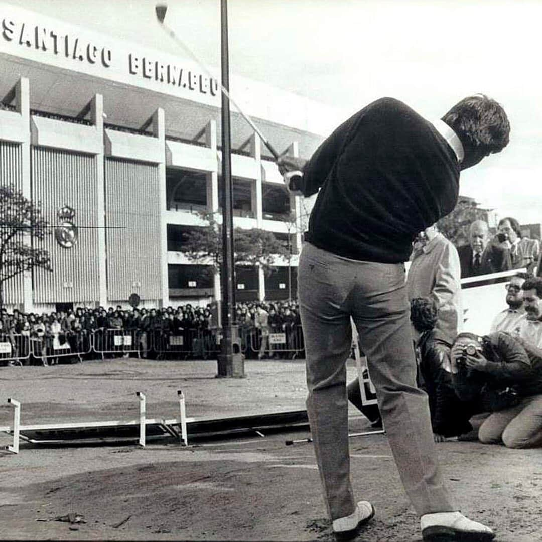 レアル・マドリードさんのインスタグラム写真 - (レアル・マドリードInstagram)「🏌️🇪🇸 #RMFansEnCasa, we’ve got a real throwback moment for you. Golf legend @SeveBallesteros strikes a golf ball from the car park outside the Bernabéu, over the stands and on to the middle of the pitch, back in 1983. #SeveSundays - ⛳🏟️ Un recuerdo para los #RMFansEnCasa más veteranos...@SeveBallesteros, leyenda del golf, en 1983 haciendo una exhibición desde el parking, dando un golpe por encima de la grada al centro del Santiago Bernabéu.」4月20日 5時07分 - realmadrid