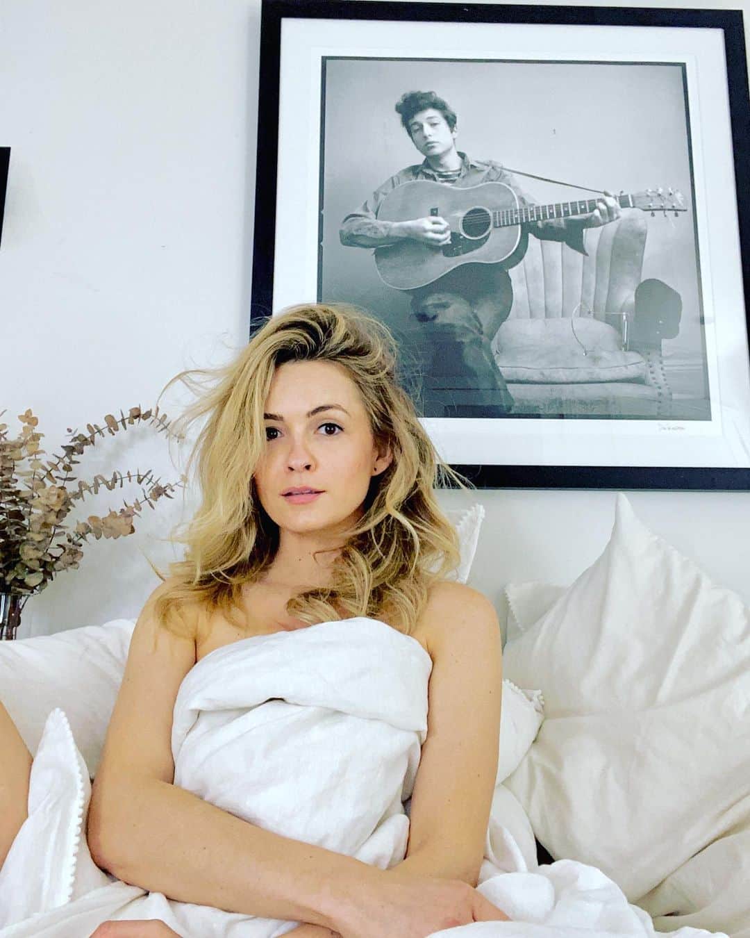 リンジー・ゴートのインスタグラム：「blonde on blonde.  at least until my roots get worse. #imissmycolorist」