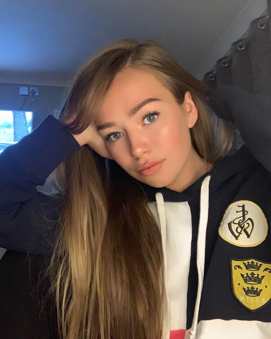 コニー・タルボットのインスタグラム：「Oh hi. What day is it? 🧐」