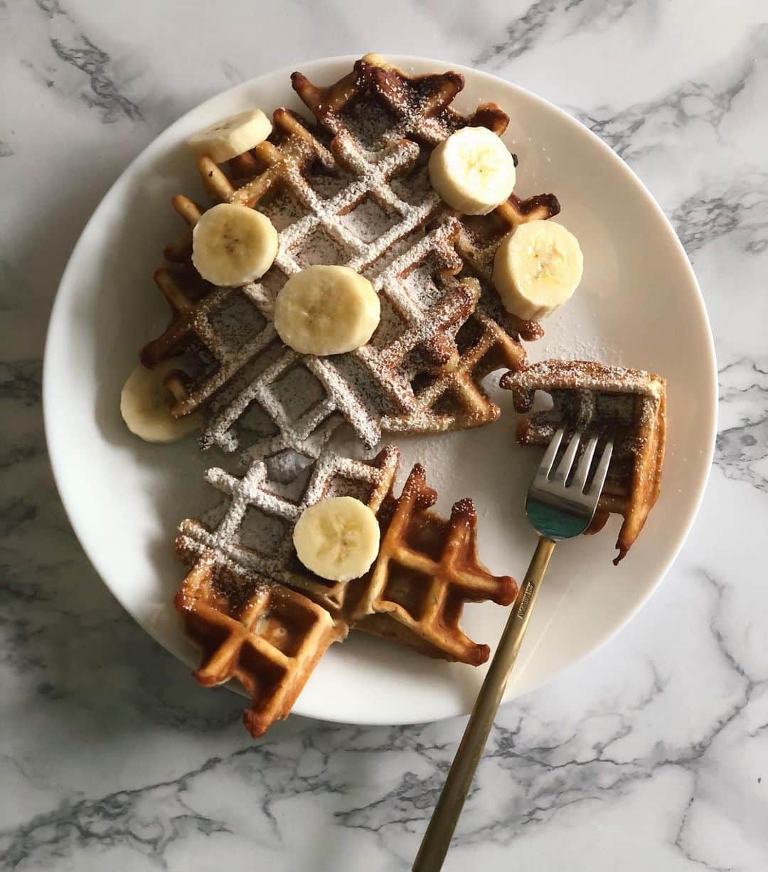 Antonietteのインスタグラム：「You know what they say, “When life gives you bananas, 🍌 make banana bread!” Said no one ever. 😜 Ok..I have bananas coming out of my ears. Would have been funny if I was talking about corn because then it would have been a pun, but no, we’re talking about bananas. And I’m so over banana bread right now, so adding it to waffles it is! I’ve added it to my highlights if you want to follow along! Happy Sunday! ☀️ #quarantinecuisine」