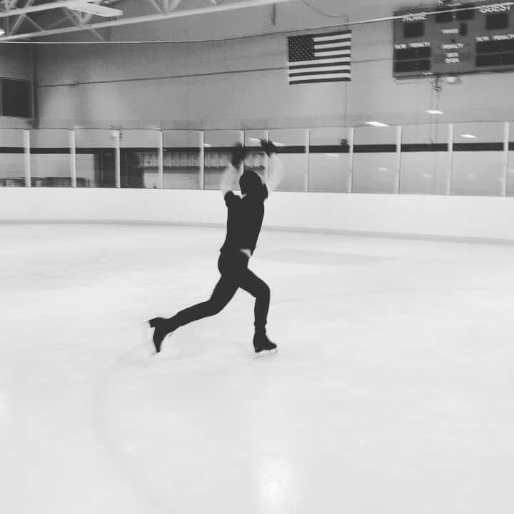 アレクセイ・クラスノジョンのインスタグラム：「Just two weeks before rinks shut down, me and @alexmartinj were able to work and create my new short program 🔥 I’ll be skating to “Heart Upon My Sleeve” by Avicii and Imagine Dragons, really missing the ice right now 😭 double tap if you like @alexmartinj comments throughout this recording 😂🙈」