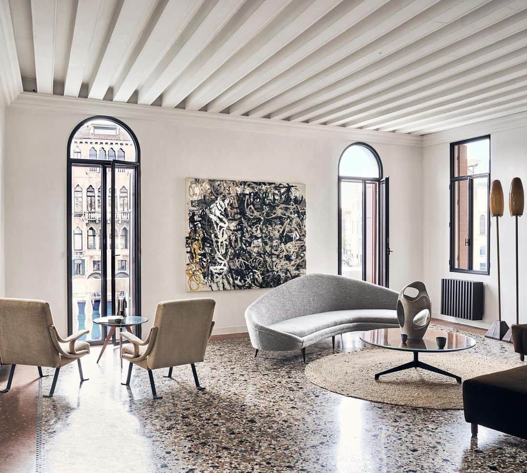 ELLE DECORさんのインスタグラム写真 - (ELLE DECORInstagram)「In our May issue, design enthusiast Nikki McCullagh's Venice apartment is an amalgam of all that she loves. “I’m passionate about art, design, and decor,” McCullagh says, and her home, situated along the city’s Grand Canal, has a gallery-like feel inspired by Italian modernist Carlo Scarpa’s interiors.  The living room, pictured here, features a cocktail table by Azucena, chairs by Ignazio Gardella for Gavina covered in @cecmilano linen, Antonia Campi vase, and artwork by Michael Goldberg. Click the link in bio for the full home tour, as seen in our May 2020 issue. Photography by James Merrell.」4月20日 6時12分 - elledecor