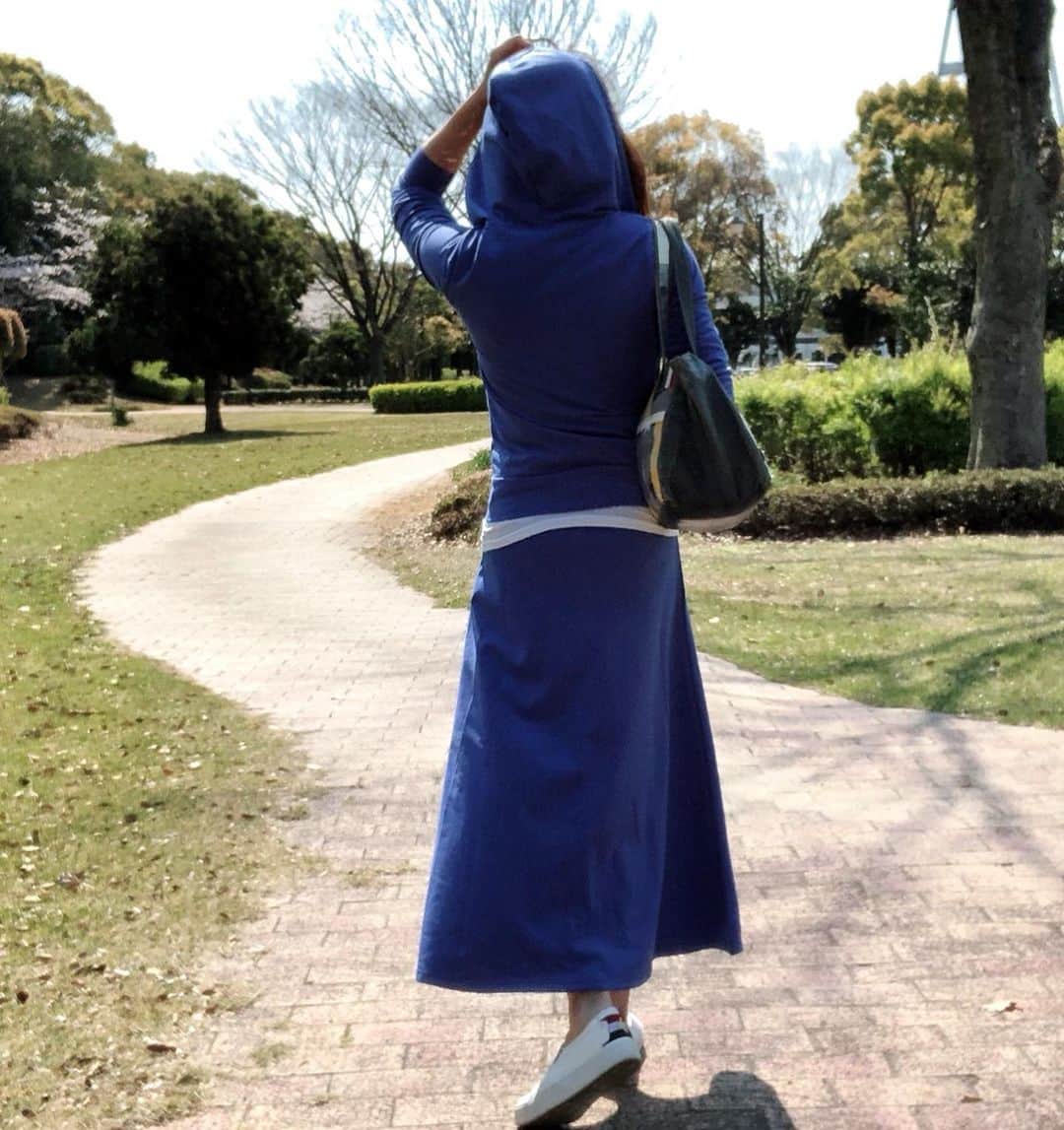 マキさんのインスタグラム写真 - (マキInstagram)「おはようございます😃 今日は朝から雨☔️ 月曜日スタートしましたが、 今週も笑顔で頑張っていきましょう‼️ 今週もよろしくお願い致します😊 . 今ね、私にとってワクワク、ドキドキ💓ずっとやりたかった事に取り掛かってます😊 早く、皆さんにご報告したいし、一日でも早く報告できるようにしたいなあ♥️ 何を始めたかは、まだ秘密ですが、 皆さんの中で色々想像していて下さいね . 早く報告できるようにがんばります‼️ . いつかのコーデ カジュアルコーデ . かなりラフなスェット風な感じだけどラインがタイトだから、あまりゆるっとした感じにはならないかなあ⁉️ しかもこれ韓国でセット¥2800 プチプラ👍 . スニーカーも¥2500 ユニクロカットソーと合わせて トータル¥6300😳 . こんなカジュアルをお洒落な感じで着こなしたいなあ〜😊 . 今日も私ができること stayhome . 今日も笑顔で素敵な一日を😊 . いつもいいね👍コメント📝 ありがとうございます♥️ . . #夢の一歩#スタート#ワクワク#ドキドキ#早く伝えたいなー  #カジュアルコーデ#プチプラコーデ#韓国購入品 #スニーカー女子 #スニーカーコーデ #スニーカー好きな人と繋がりたい #スエットパーカーコーデ #ラフなコーデ #お洒落さんと繋がりたい #洋服好きな人と繋がりたい #始動開始です  #笑顔#感謝 #ありがとう #stayhome」4月20日 6時37分 - maki_s0205