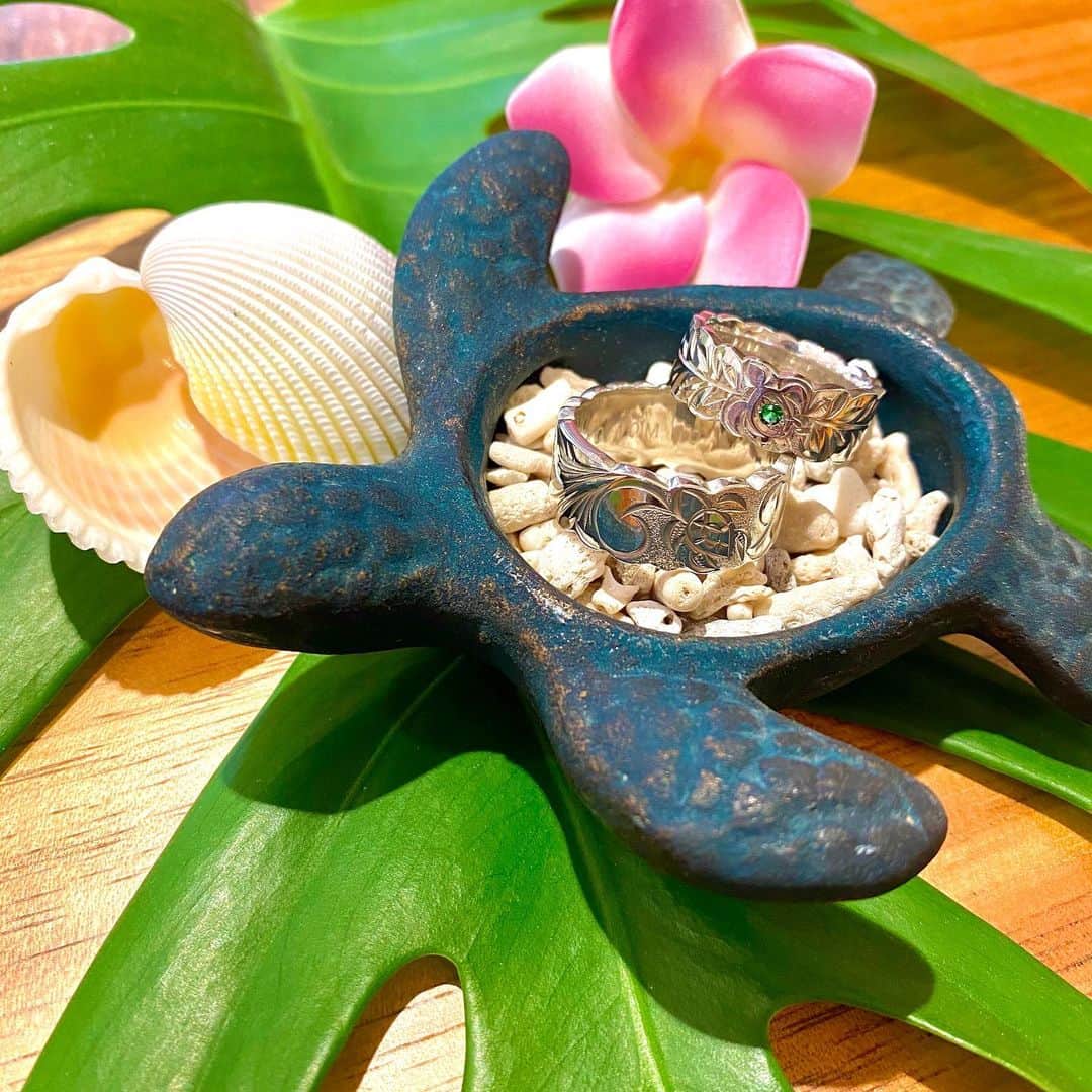 ハワイアンジュエリーのWailea（ワイレア）さんのインスタグラム写真 - (ハワイアンジュエリーのWailea（ワイレア）Instagram)「ウミガメはHawaiiでは海の守り神とされていて、とても神聖な生き物なんですよ✨  柄として入っていてもとっても可愛いです😍 家族の守り神、幸せを運んできてくれる、平和の象徴、などの想いが込められているデザインなんです!! 想いを形にするジュエリーってとても素敵ですよね🤙  #wailea#ワイレア#元町本店#横浜元町#Hawaii#ハワイアンジュエリー#オーダーメイド#ハンドメイド#想いを形に#大切な人へ#自分へのご褒美」4月20日 6時52分 - wailea.hawaii