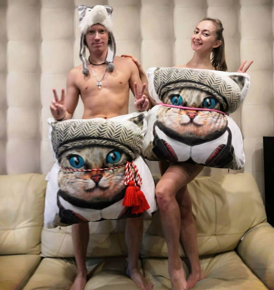 のインスタグラム：「Без кота и жизнь не та) #pillowchallenge」