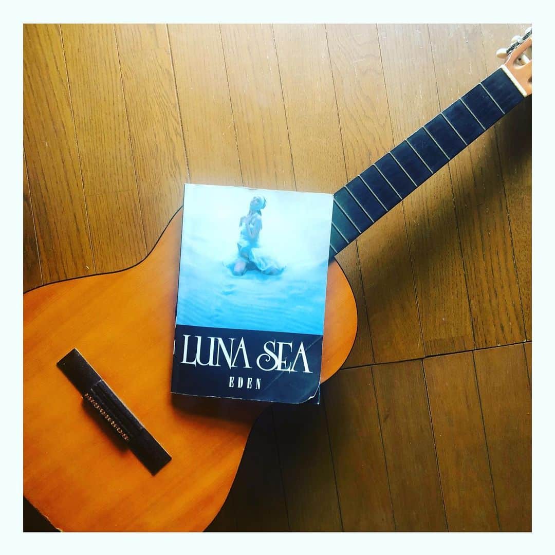 幸太さんのインスタグラム写真 - (幸太Instagram)「LUNE SEA…﻿ ﻿ ﻿ @haruna_natsume ちゃんから受け取った﻿ #ブックカバーチャレンジ﻿ ﻿ Day5﻿ ﻿ ﻿ ﻿ 中高生の頃、バンドブームでギターやベース🎸をかじってた時の楽譜 ﻿ ﻿ ﻿ ﻿ あの頃は、X、LUNA SEA、BOOWYあたりを﻿ 一生懸命コピーしてたんです♫﻿ ﻿ ﻿ 楽譜なんで、もはや本では無いですが﻿ 大切に取ってある1冊なんで。﻿ ﻿ ﻿ ﻿ ﻿ そして本日のバトンは﻿ 音楽繋がりから、自身がアーティストであり﻿ radioパーソナリティでもある﻿ 仲間 @mitsunagaryota に渡してみようかなぁー﻿ ﻿ 響く本やルーツある本を、沢山持ってそうなんだよねー😊﻿ ﻿ ﻿ ー－－ー－ーー－－ー－ーー－－ー－ーー－－ー－﻿ ﻿ 7日間のブックカバーチャレンジとは、﻿ 読者文化の普及に貢献するためのチャレンジで、﻿ 参加方法は好きな本を1日1冊、7日間投稿するというもの。﻿ 本の説明無しに表紙だけの画像をアップして、﻿ そして毎日1人のFB、instagram友達を招待して、このチャレンジに参加して頂くようお願いします。﻿ ﻿ ﻿ ー－－ー－ーー－－ー－ーー－－ー－ーー－－ー－﻿ ﻿ #bookcoverchallenge #day5 ﻿ #lunasea #musicscore ﻿ #ルナシー #楽譜 #実は #地元の先輩﻿」4月20日 12時16分 - kotawave