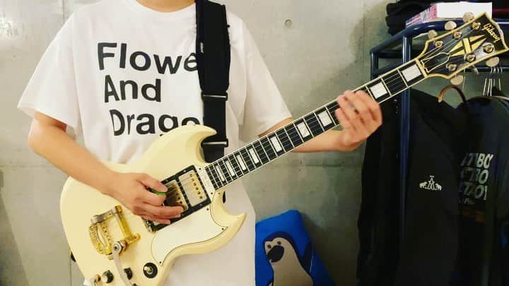 小野武正のインスタグラム：「KEYTALKが2018年に出したシングルCheersのAメロのギターをむくんでるのに弾いてます🥺﻿ レモンが食べたくなる曲ですねえ、むくんでるのに。﻿ むくんでるからいいのかな？﻿ いや塩分は控えた方がいいかな？﻿ むくむくむくむく﻿ Tシャツは横浜FADの新作ですよお👶✨﻿ ﻿ #keytalk﻿ #わしつなぎ  #月曜からむくまさ﻿ #19671106」
