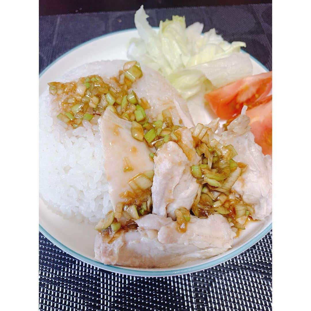 佐山万里菜さんのインスタグラム写真 - (佐山万里菜Instagram)「🍽シェフ佐山🍽 [アスリートのリアルなアスリート飯] ▷炊飯器でカオマンガイ🇹🇭 . . 初めて作ったけど……本当に美味すぎーっ💯うマンガイ😍 簡単だしこれは最強✨免疫力アップ👊 また今日も食べたい！！ ソースもうまいっ👌 タイ料理は、カオマンガイしかまだ食べた事ないけど…… お店で一回しか食べた事ないけど…… 正解か分からないけど……うマンガイ🇹🇭 コロナのおかげでいろいろチャレンジ出来る✨ いつも料理してても……減量の時だったらこーしよ、この食材変えよって常に考えながら！！ 日々勉強&チャレンジ😋 レベルアップするぞー👊 減量の時は、いつも以上に食事は本当に大事‼️ . . 土曜日は、コラボLIVE見ていただきありがとうございます😊 楽しい夜が過ごせました✨ 電波の関係で最後全然繋がらなくなってしまいすみません💦 山崎社長ゲンキルプレゼント企画まで @zakiyamakou 本当にありがとうございました✨ ともねぇ @takumeshi512 料理の紹介、栄養話、情報モリモリでありがとうございました✨ スムージー作って下さったのに出せずにごめんなさい💦 . #笑顔 #オシャレ #写真#アスリート#筋肉 #腹筋 #トレーニング #免疫力アップ #減量#ダイエット#instagood #幸せ #ライフスタイル #うまい #アスリート飯 #減量食 #ダイエットメニュー  #料理  #節約 #食事 #いいね #食トレ#ヘルシーメニュー  #food #diet #good  #レシピ  #カオマンガイ#スムージー #おススメ」4月20日 7時20分 - sayama.19