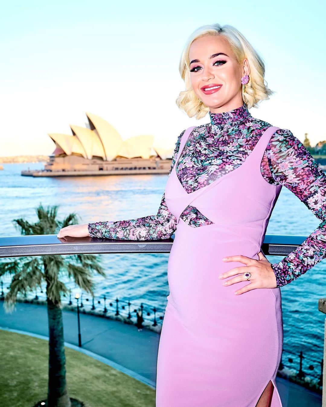 ケイティ・ペリーさんのインスタグラム写真 - (ケイティ・ペリーInstagram)「Here I am in my last glampt prequarentina look March 12th in front of the Sydney Opera House - a world class venue that our next #AmericanIdol could be performing at in their future 🔮 Follow their journey tonight before we FINALIZE our top 20 and start remote episodes NEXT WEEK! (Q: can I still wear sweats on episodes from home 😬) Chat with me on Facebook Live at 4:30p PT / 7:30p ET today before tuning in to #AmericanIdol tonight at 8/7c on @abcnetwork (might still be in sweats but I’ll bring @missnuggetperry ok?!)」4月20日 7時36分 - katyperry