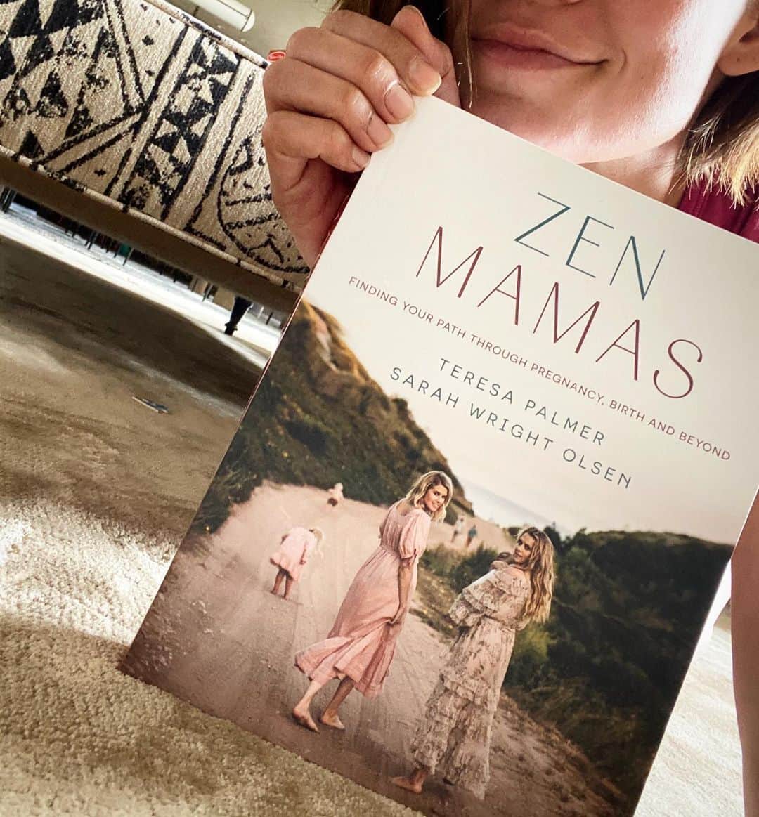 ダニエラ・ルーアのインスタグラム：「I’m SO proud of these two incredible women and mamas @swrightolsen & @teresapalmer for working incredibly hard on their blog @yourzenmama and now on this book! I got my weekend read and I’m gonna gobble it up! You can get your copy worldwide at www.bookdepository.com ♥️👏🏼♥️👏🏼♥️👏🏼♥️👏🏼♥️👏🏼♥️👏🏼♥️👏🏼♥️ . Tenho TANTO orgulhosa destas duas mulheres e mamãs pelo incrível trabalho que fazem no seu blog @yourzenmama e pela publicação do livro! Já tenho a minha leitura de fim‑de‑semana e vou absorver tudo! Podem comprar mundialmente em www.bookdepository.com (em inglês) . #multitaskingmamas #book #ZenMamas #parenting #moms #kids #dads #adventure #proudsisterinlaw」