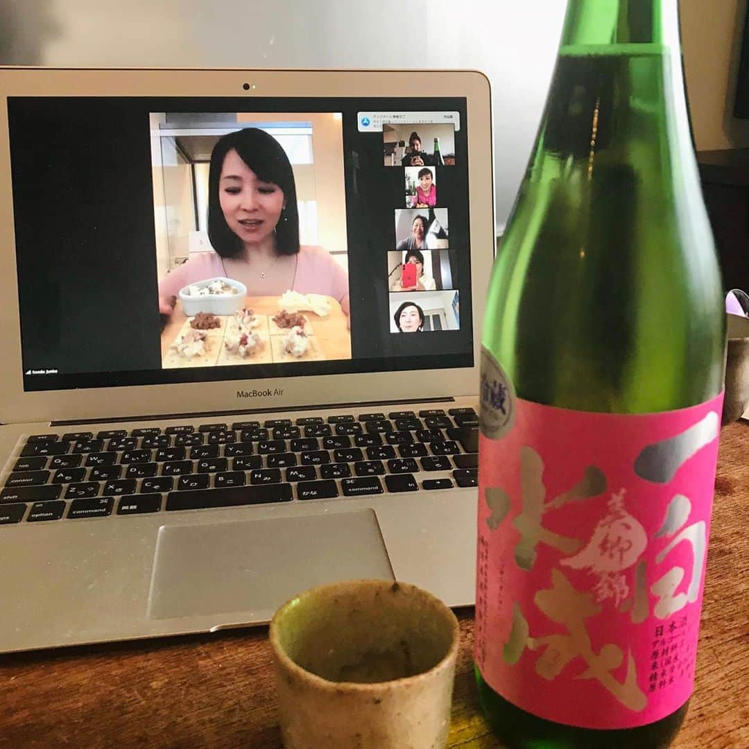 近藤淳子さんのインスタグラム写真 - (近藤淳子Instagram)「【Onlineぽん女会　秋田のプリンス編】  今、できること。少しでも前向きになれる日本酒応援企画をスピーディーに安全に楽しく開催したい。賛同いただいた蔵元と日本酒を愛する全国各地20名の女性達が、その蔵の日本酒とご当地おつまみを味わいながら、Zoomでクロストークするという初企画です。  ゲスト蔵は、美酒王国秋田から創業1688年福禄寿酒造16代目渡邉 康衛 (Watanabe Koei)さん。酒造に併設されている日本酒カフェバー、下夕町醸室ＨＩＫＯＢＥからご参加いただきました。「一白水成美郷錦、蔵元としての一日、ＮＥＸＴ５（日本酒の新たな発見と創造を日本酒で表現する秋田の蔵元技術集団）の夢コラボ、秋田の観光地や食」などについて、1時間半たっぷり語ってくださいました。  女性達からのどんな質問にも、誠実で感性豊かな康衛さんのトークを共有しながら飲む一白水成の……なんと美味しいこと❣️ 気がついたらワイングラス２杯、３杯とスルスル～と一気に飲み干していました（笑）おつまみは、秋田名物いぶりがっこのお取り寄せ。クリームチームと和えて、ピンク粒胡椒をふりかけたクラッカーのせなど。 Zoom主催がゼロからのスタートだったので、友人達に事前に練習に付き合ってもらったり、アドバイスをもらったり。仕事もプライベートもそれぞれ大変な環境なのに、感謝しかありません。ラジオのワンマンスタジオのように、進行も技術も手際良く出来るように慣れていければと思います。  オンラインでも同じテーマ、同じものを用意しておくと、予想以上に五感を共有出来るのですね⭐️今後、リアルに逢える&集えるようになっても、オンラインという魅力は改めて必要とされそうです。  今日は、とある企業からOnlineぽん女会についてお問い合わせをいただきました。多層的に皆で知恵を出し合って、日本酒応援の輪が広がっていきますように‼️ ゲストを快諾してくださった康衛さん、ご参加いただいたぽん女会の皆様、素敵なひとときを心よりありがとうございました✨  #ぽん女会 #秋田 #一白水成 #福禄寿 #福禄寿酒造 #オンライン #トークイベント #日本酒イベント #美郷錦 #いぶりがっこ #いぶりがっこクリームチーズ #秋田食材 #五城目#日本酒 #sake #japanesesake #日本酒好きな人と繋がりたい #日本酒で乾杯 #日本酒好き#うちのみ #うちで過ごそう#ぽん女会」4月20日 7時46分 - kondo_junko_