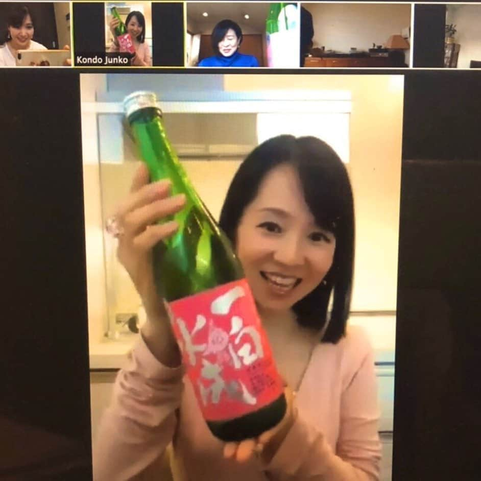 近藤淳子さんのインスタグラム写真 - (近藤淳子Instagram)「【Onlineぽん女会　秋田のプリンス編】  今、できること。少しでも前向きになれる日本酒応援企画をスピーディーに安全に楽しく開催したい。賛同いただいた蔵元と日本酒を愛する全国各地20名の女性達が、その蔵の日本酒とご当地おつまみを味わいながら、Zoomでクロストークするという初企画です。  ゲスト蔵は、美酒王国秋田から創業1688年福禄寿酒造16代目渡邉 康衛 (Watanabe Koei)さん。酒造に併設されている日本酒カフェバー、下夕町醸室ＨＩＫＯＢＥからご参加いただきました。「一白水成美郷錦、蔵元としての一日、ＮＥＸＴ５（日本酒の新たな発見と創造を日本酒で表現する秋田の蔵元技術集団）の夢コラボ、秋田の観光地や食」などについて、1時間半たっぷり語ってくださいました。  女性達からのどんな質問にも、誠実で感性豊かな康衛さんのトークを共有しながら飲む一白水成の……なんと美味しいこと❣️ 気がついたらワイングラス２杯、３杯とスルスル～と一気に飲み干していました（笑）おつまみは、秋田名物いぶりがっこのお取り寄せ。クリームチームと和えて、ピンク粒胡椒をふりかけたクラッカーのせなど。 Zoom主催がゼロからのスタートだったので、友人達に事前に練習に付き合ってもらったり、アドバイスをもらったり。仕事もプライベートもそれぞれ大変な環境なのに、感謝しかありません。ラジオのワンマンスタジオのように、進行も技術も手際良く出来るように慣れていければと思います。  オンラインでも同じテーマ、同じものを用意しておくと、予想以上に五感を共有出来るのですね⭐️今後、リアルに逢える&集えるようになっても、オンラインという魅力は改めて必要とされそうです。  今日は、とある企業からOnlineぽん女会についてお問い合わせをいただきました。多層的に皆で知恵を出し合って、日本酒応援の輪が広がっていきますように‼️ ゲストを快諾してくださった康衛さん、ご参加いただいたぽん女会の皆様、素敵なひとときを心よりありがとうございました✨  #ぽん女会 #秋田 #一白水成 #福禄寿 #福禄寿酒造 #オンライン #トークイベント #日本酒イベント #美郷錦 #いぶりがっこ #いぶりがっこクリームチーズ #秋田食材 #五城目#日本酒 #sake #japanesesake #日本酒好きな人と繋がりたい #日本酒で乾杯 #日本酒好き#うちのみ #うちで過ごそう#ぽん女会」4月20日 7時46分 - kondo_junko_