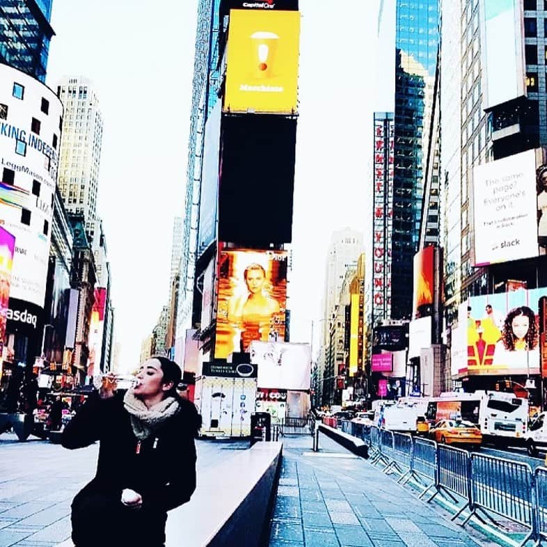 ケイトリン・オズモンドのインスタグラム：「Throwback to my New York Adventure and forever keeping hydrated with Voss water . Not only is Voss water incredible, but they now have hand sanitizer to fight Covid-19 in their Voss #carepackages . Thank you to all the front liners who are fighting for us all. Stay home and stay healthy」