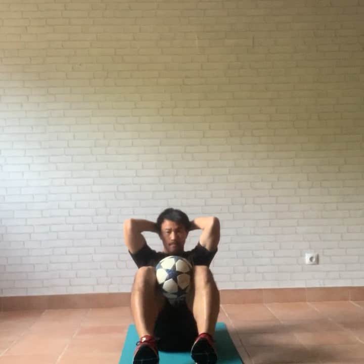 岡崎慎司のインスタグラム：「Training video day 26 普通の腹筋する時に、自分で意識しようとしても力がどうしても抜ける時あると思います。そんな時は何でもいいので挟んでみて下さい。そして外側から内側に挟むように力を入れながら腹筋すると、力が入ってる感覚を掴みやすいです！僕はボールを使ってやってますが、なんでもいけます。意外にきついんでやってみて下さい👍 #身近にあるものでより質をあげよう #腹筋に刺激をいれよう」