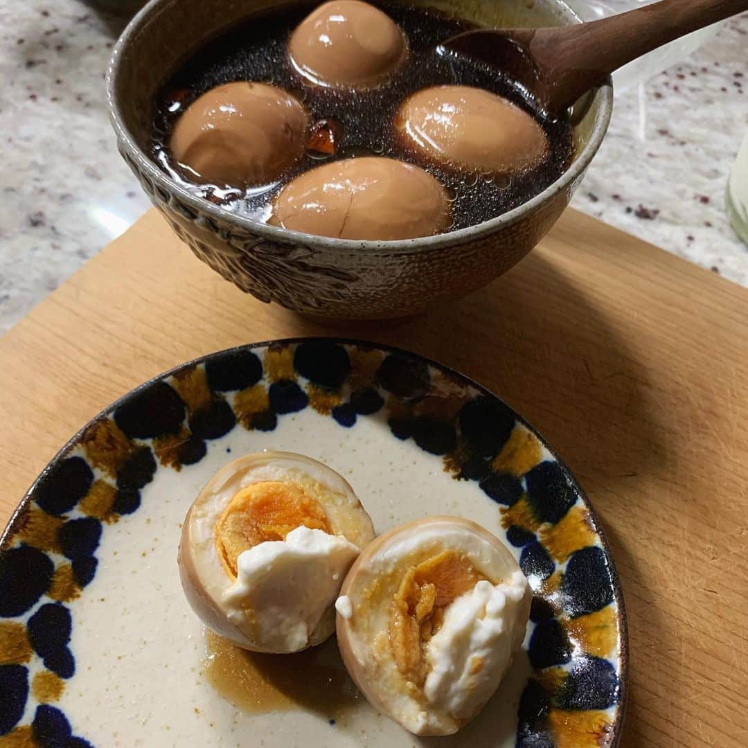 石田ゆり子さんのインスタグラム写真 - (石田ゆり子Instagram)「真夜中に何か料理をするのがマイブームです。 ひっそり静かな暗闇の中で 煮卵を作る。(簡単なことしかしない😏) ほうじ茶と、麺つゆとごま油に漬け込みました。 あ、八角をひとかけら。 マヨネーズと合います… 卵大好き。」4月20日 8時32分 - yuriyuri1003